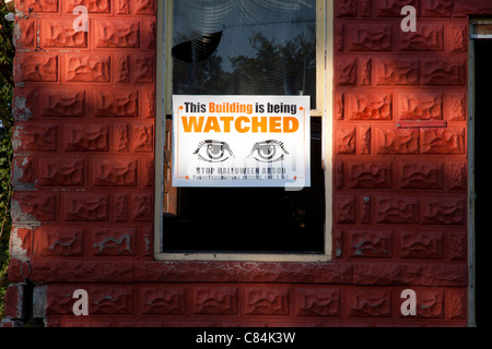 Neighborhood Watch Zeichen für Teufels Nacht auf freie Wohnung Detroit Michigan USA Stockfoto