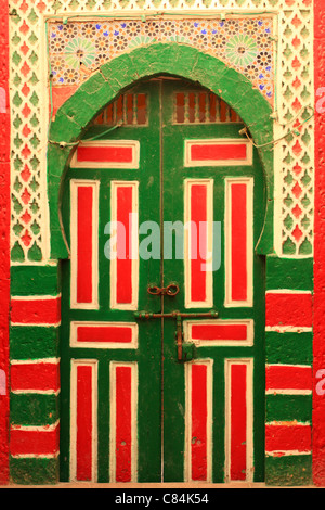 Bunt bemalte Holztür in der Medina, Essaouira, Marokko, Nordafrika Stockfoto