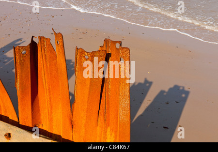 Rostig und beschädigte Küstenschutzes an Happisburgh Strand in Norfolk, England Stockfoto