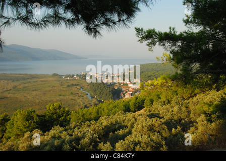 AKYAKA, TÜRKEI. Ein am frühen Morgen Blick auf das Dorf, der Azmak Fluß und der Golf von Gökova. 2011. Stockfoto