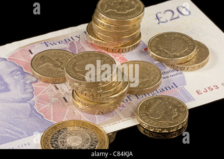 Britische Pfund-Münzen auf einer Anmerkung £20 Stockfoto
