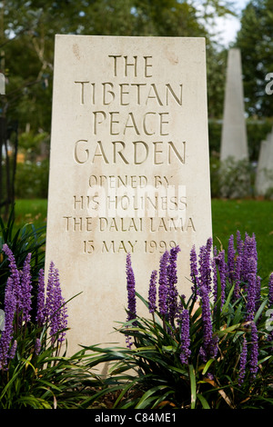 Steinerne Gedenktafel geschnitzt; Der tibetische Peace Garden / buddhistischen Gärten in Geraldine Mary Harmsworth Park, St.-Georgs-Straße London SE1 Stockfoto