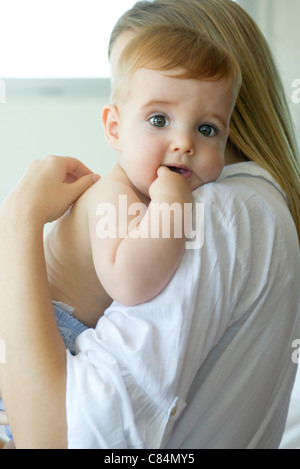 Baby Kopf auf Mutters Schulter ruht Porträt Stockfoto