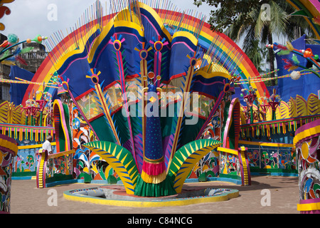 Bunte "Ajeya Sanghati Durga Puja im" an der M.G. Road in Kolkata (Kalkutta), West Bengal, Indien. Stockfoto