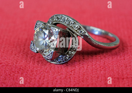 Zweieinhalb Karat Diamanten und Weißgold Verlobungsring, England, UK, Großbritannien, Westeuropa. Stockfoto