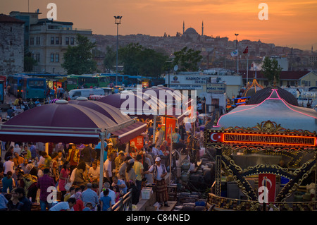 Traditionelle Boote, Kochen und Essen zu verkaufen, zu überbrücken Eminonu, Galeta, Istanbul, Türkei, Europa Stockfoto