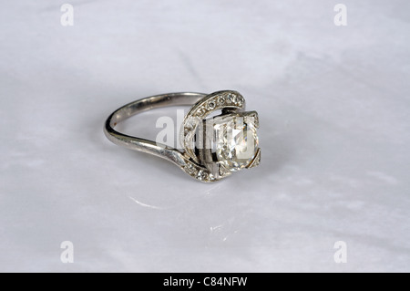 Zweieinhalb Karat Diamanten und Weißgold Verlobungsring, England, UK, Großbritannien, Westeuropa. Stockfoto