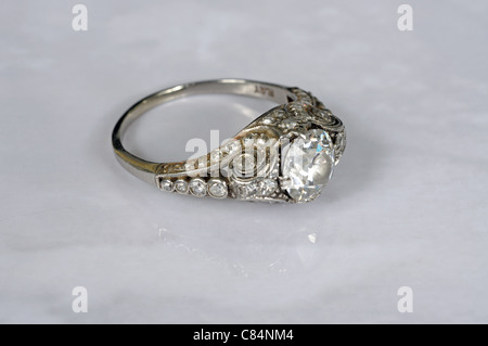 Reinen 1 und ein halbes Karat Diamanten und Weißgold (oder Platin) Verlobungsring, England, UK, Großbritannien, Westeuropa. Stockfoto