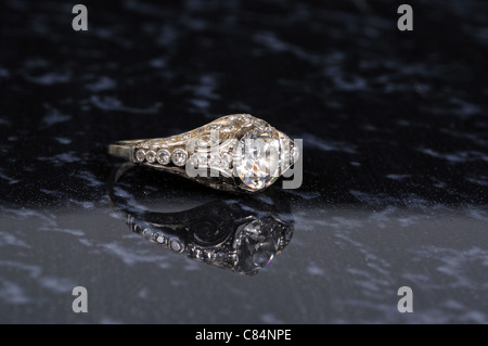 Reinen 1 und ein halbes Karat Diamanten und Weißgold (oder Platin) Verlobungsring, England, UK, Großbritannien, Westeuropa. Stockfoto