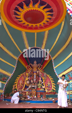 Darstellung der Göttin Durga auf "Ajeya Sanghati Durga Puja im" an der M.G. Road in Kolkata (Kalkutta), West Bengal, Indien. Stockfoto