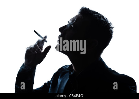 ein kaukasischer Mann Porträt Rauchen Zigarette Silhouette im Studio isoliert weißen Hintergrund Stockfoto