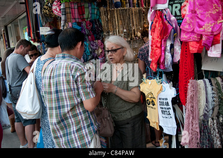 Touristen kaufen Souvenirs in Chinatown in New York, USA Stockfoto