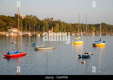 bunte Boote vertäut am Lake Calhoun im Sommer in Minneapolis Minnesota Stockfoto