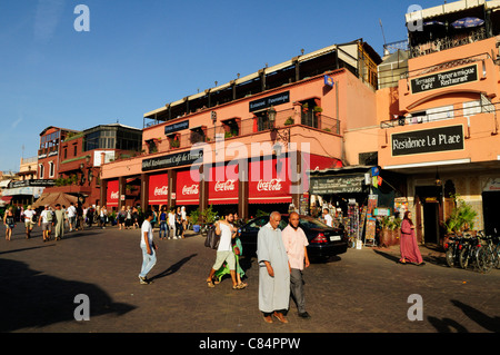 Cafés und Restaurants am Ort Djemaa el Fna in Marrakesch, Marokko Stockfoto