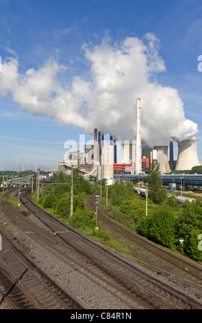 Kraftwerk Neurath mit blauem Himmel Stockfoto