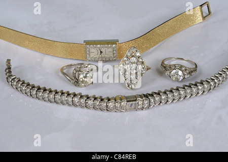 Zwei Armbanduhren und drei Diamantringe, England, UK, Großbritannien, Westeuropa. Stockfoto