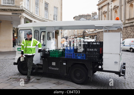 Milchmann Milch liefern Milch aus einem Schwimmer in Bath, Somerset, England, Großbritannien, Großbritannien Stockfoto