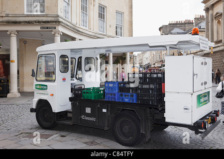 Bath, Somerset, England, Vereinigtes Königreich, Großbritannien. Bereitstellung von Milchflaschen in Kisten auf einem Milchwagen Stockfoto