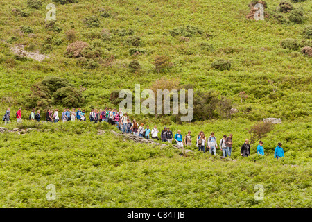 Eine Gruppe von Studenten auf eine Studienreise zu Fuß auf einem Wanderweg in das Tal der Felsen, Lynton, Devon Stockfoto