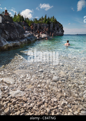 Menschen im Georgian Bay Beach. Bruce Peninsula National Park, Ontario, Kanada. Stockfoto