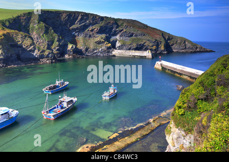 Boscastle Hafen, Cornwall, UK, Blick auf das Meer an einem sonnigen Tag Stockfoto