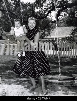 ESTHER WILLIAMS uns Schauspielerin 1955 mit Tochter Susan durch ihre Ehe mit Ben Gage Stockfoto