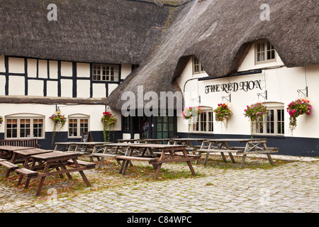 Das Red Lion Pub ein typischer Dorfgasthof in Avebury, Wiltshire, England, UK Stockfoto