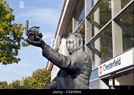 Eine Bronzestatue von George Stephenson außerhalb Bahnhof Chesterfield UK Stockfoto