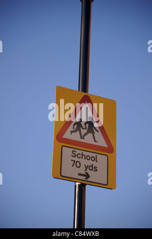 Gelbes Warnschild für Schule Kreuzung Stockfoto