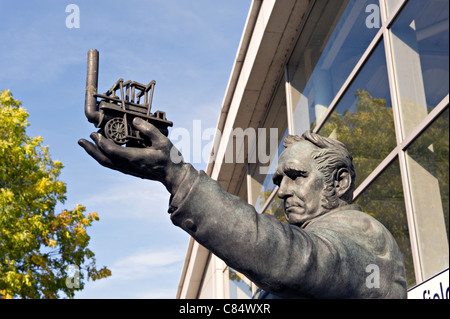 Eine Bronzestatue von George Stephenson außerhalb Bahnhof Chesterfield UK Stockfoto