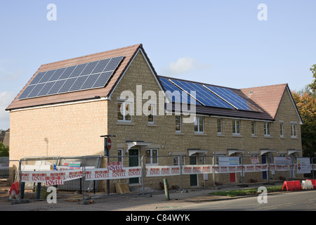 Bath, Somerset, England, Vereinigtes Königreich, Großbritannien. Sonnenkollektoren installiert auf den Dächern von Lovell neue bauen Häuser Stockfoto