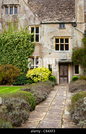 Der Haupteingang und die Fassade eines frühen Englisch aus dem 16. Jahrhundert Herrenhaus in Avebury in Wiltshire, England, UK Stockfoto