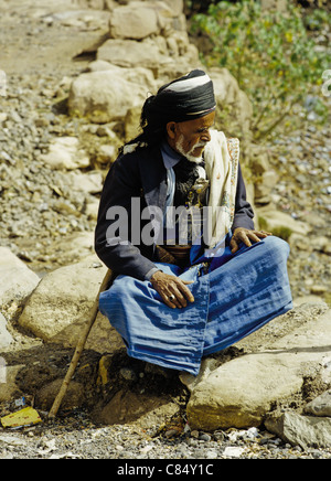 Porträt von einem jemenitischen ältesten sitzen tragen einen Turban, traditionelle Kleidung und ein Jambiya (arabischer Dolch) – Wadi Dahr, Jemen Stockfoto