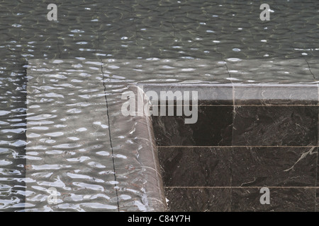 Der Wasserfall im Inneren Fußabdruck der Twin Tower am 9/11 Memorial - New York City hautnah Stockfoto