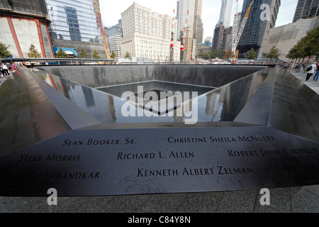 Weitwinkel-Blick auf einen der Zwillingstürme Fußabdrücke am 9/11 Memorial, World Trade Center in New York City Stockfoto