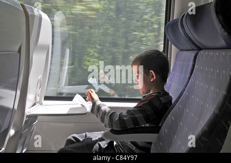 Die jungen Reisenden im Zug mit Ticket in der Hand Frankreich Stockfoto