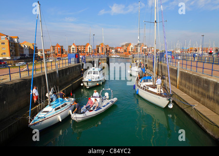 Boote in der Schleuse von Sovereign Harbour Eastbourne East Sussex England UK GB Stockfoto