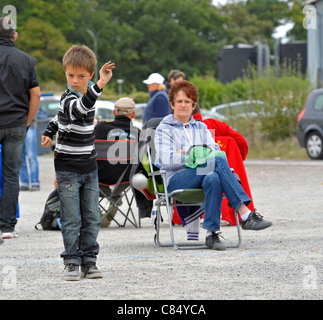 Youngster Parthenay, Deux-Sèvres, Frankreich Petanque spielen. Stockfoto