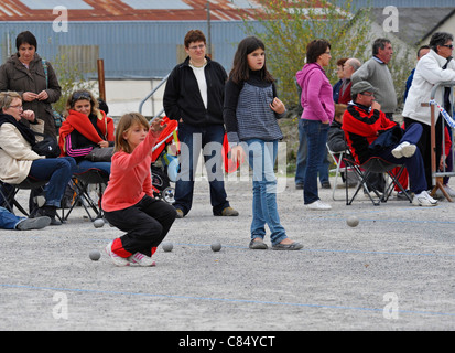 Die Jugendlichen spielen Boule in Parthenay, Deux-Sèvres, Frankreich. Stockfoto