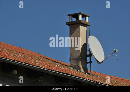 Sat-Antenne auf der Oberseite Haus Forez Bereich Auvergne Frankreich Stockfoto