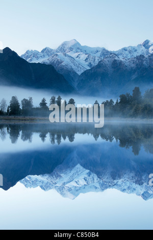 Reflexion der Mt. Cook (Aoraki) und Mt Tasman auf Lake Matheson in der Nähe von Fox-Gletscher in Neuseeland Stockfoto