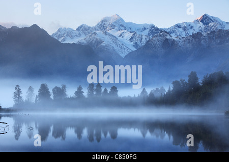 Reflexion der Mt. Cook (Aoraki) und Mt Tasman auf Lake Matheson in der Nähe von Fox-Gletscher in Neuseeland Stockfoto