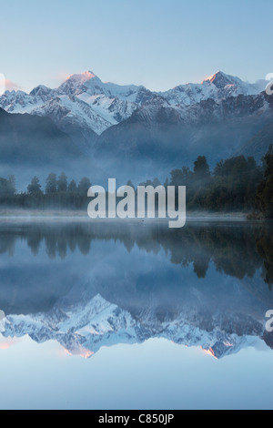 Reflexion der Mt. Cook (Aoraki) und Mt Tasman auf Lake Matheson in der Nähe von Fox-Gletscher in Neuseeland Stockfoto