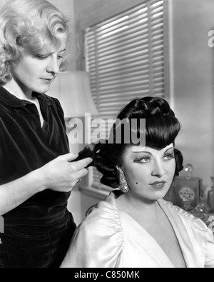 MAE WEST (1893-1980) US-Schauspielerin hat eine Brünette Perücke ausgestattet von Stylistin Gwen Holden etwa 1942 Stockfoto