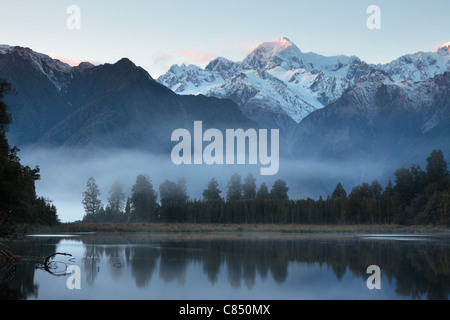 Reflexion der Mt. Cook (Aoraki) und Mt Tasman auf Lake Matheson in der Nähe von Fox-Gletscher in Neuseeland Stockfoto