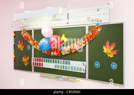 Grünen Tafel in russischen Klassenzimmer im September, 1 mit Weihnachtsschmuck. Russland. Stockfoto