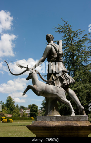 Statue der Diana die Jägerin mit Hirsch an Polesden Lacey (National Trust) Surrey Stockfoto