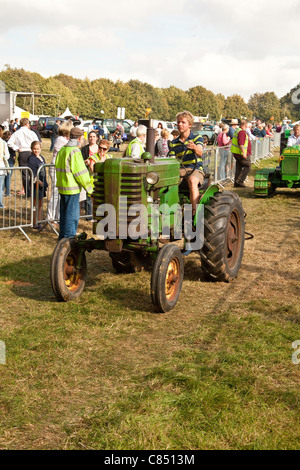 Oldtimer-Traktor auf dem Display an der Alresford Show 2011, Hampshire, England. Stockfoto