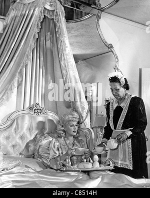 MAE WEST (1893-1980) US-Schauspielerin hat das Frühstück im Bett ca. 1945 Stockfoto