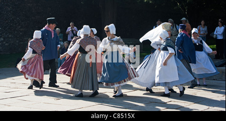 Volkstänzer in traditionellen niederländischen Kostüm außerhalb Kathedrale von Winchester, Hampshire Stockfoto